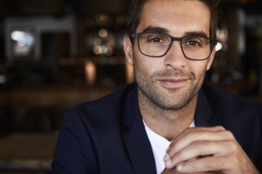 Kafede gözlüklü adam