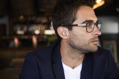 Gözlük ve takım elbise ceketi adamı