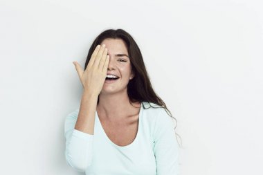 esmer kadın gülüyor