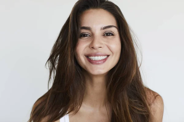 Mooie vrouw met toothy glimlach — Stockfoto