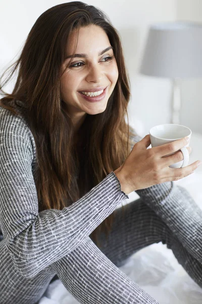 Brunette vrouw die lacht — Stockfoto