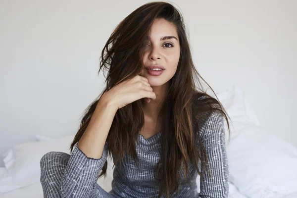 Belle femme brune en pyjama — Photo