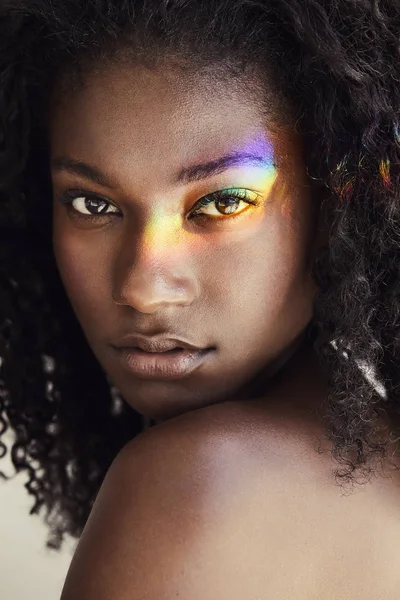 Mujer joven con arco iris en la cara — Foto de Stock