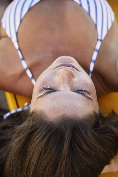 Giovane donna sulla tavola da surf — Foto Stock