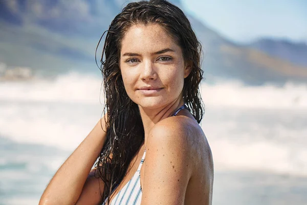 Bella donna in spiaggia — Foto Stock