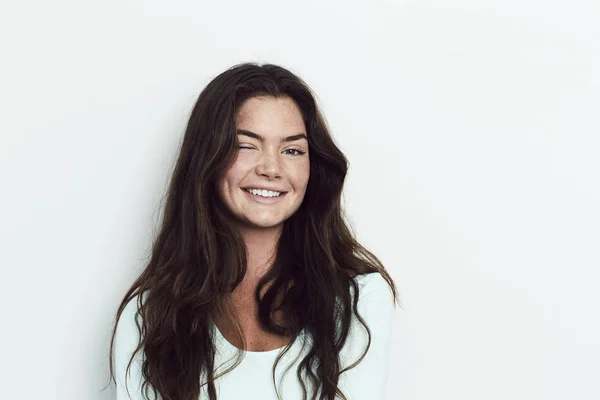 Uzun saçlı kadın göz kırpıyor