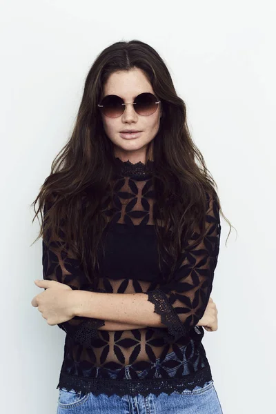 Hermosa mujer joven en gafas de sol — Foto de Stock