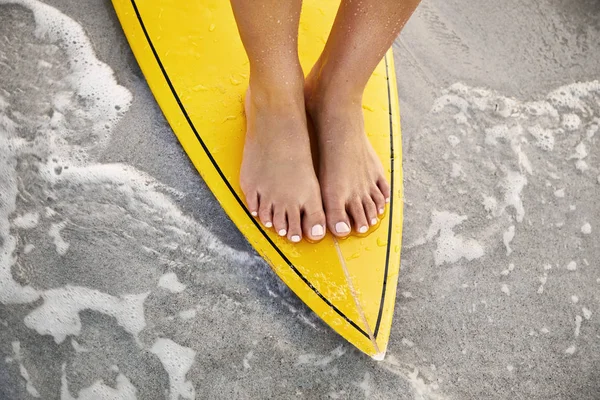 Barefoot girl on surfboard — Stock Photo, Image