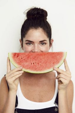 genç bir kadın tutarak karpuz