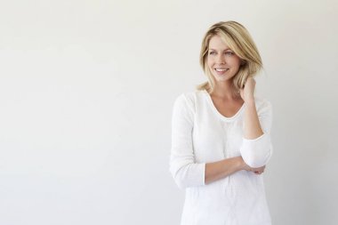 Studio gülümseyen sarışın