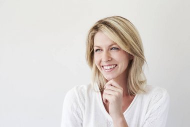 Bayan Beyaz gülüyor