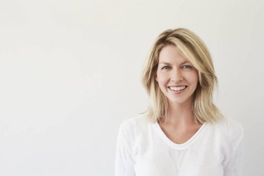 Mavi gözlü kadın.