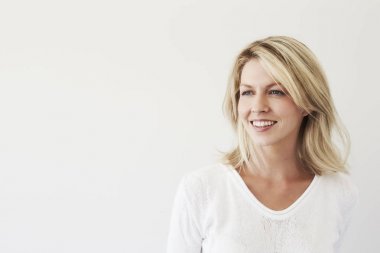 Muhteşem sarışın gülümseyen 