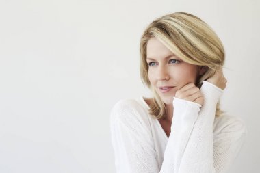 Sarışın ve güzel bir kadın