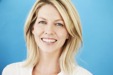 sarışın kadın gülümsüyor