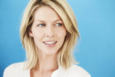 Güzel sarışın kadın. 