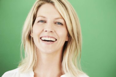 Sarışın kadın gülüyor