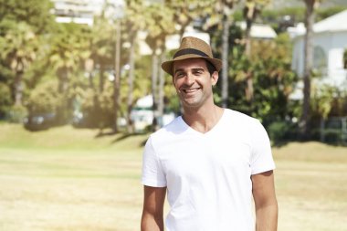 Şapkalı gülümseyen dostum 