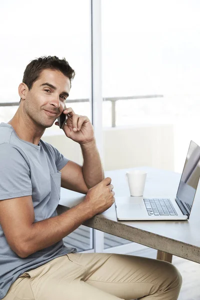 Uomo sorridente che parla al telefono — Foto Stock