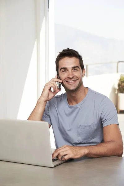 Uomo sorridente che parla al telefono — Foto Stock