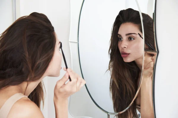 Красивая женщина наносит макияж — стоковое фото