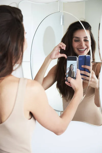 Girl taking selfie in mirror — Stock Photo, Image