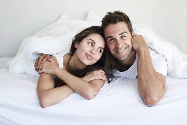 Couple relaxing in bed — Stock Photo, Image