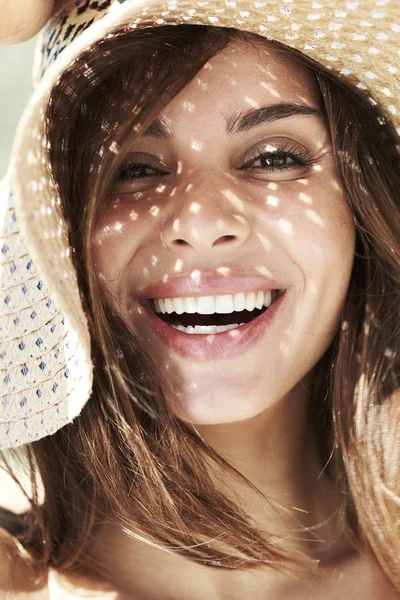 Sunlit beauty in sun hat — Stock Photo, Image