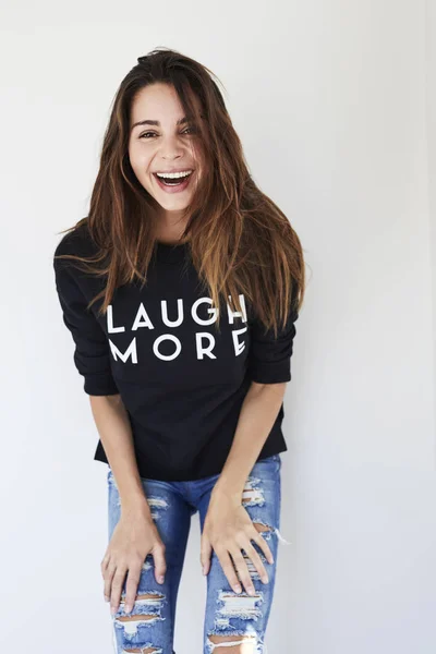 Damen som skrattar i sweatshirt — Stockfoto