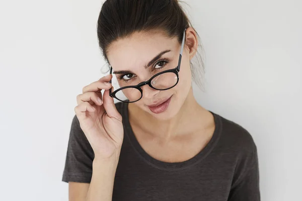 Femme regardant par-dessus lunettes — Photo