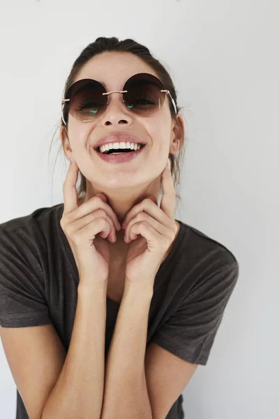 Lachen schoonheid in zonnebril — Stockfoto