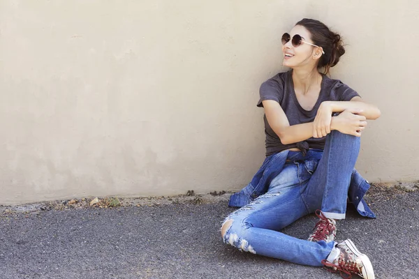 Chica cool sentado en el suelo — Foto de Stock