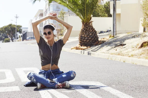 Mulher com fones de ouvido na rua — Fotografia de Stock