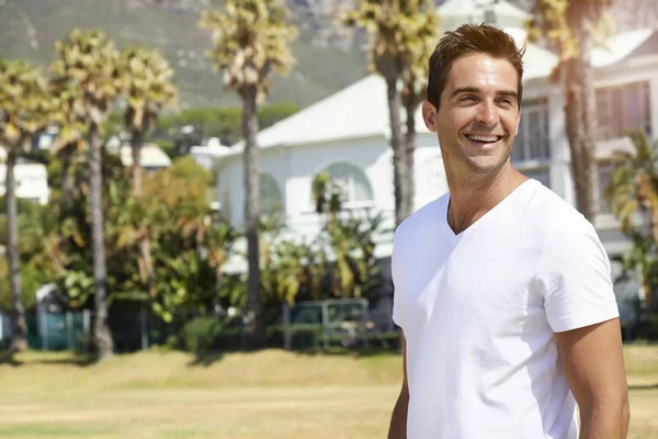 Biały t-shirt facet uśmiechający się — Zdjęcie stockowe