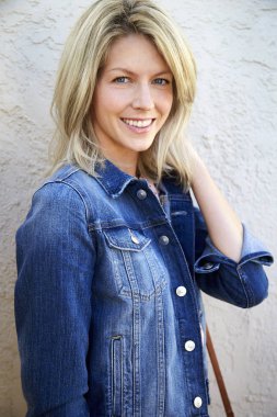 denim ceket gülümseyen kadın