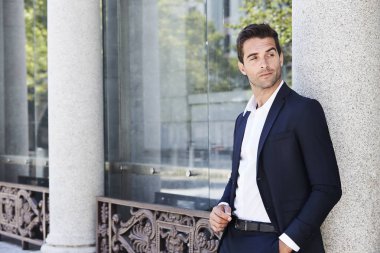 Şehirde keskin giyimli adam