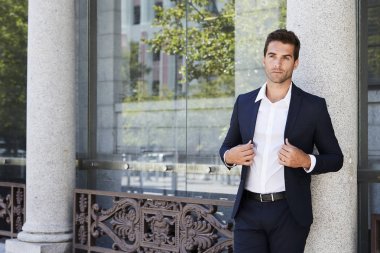 Şehirde keskin giyimli adam