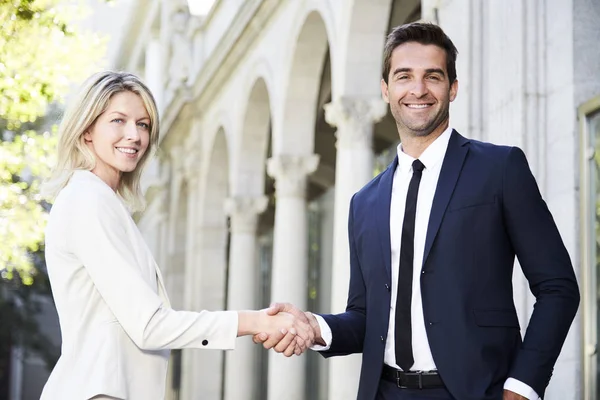 Colegas de acuerdo con apretón de manos — Foto de Stock