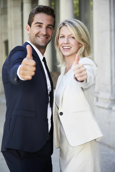 Colegas con pulgares hacia arriba gesto — Foto de Stock