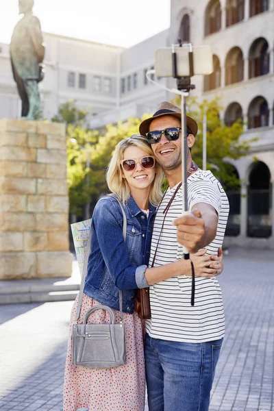 Couple taking selfie in city — Stock Photo, Image