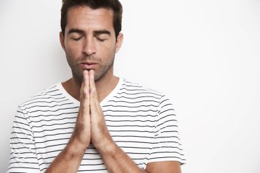 Dua eden bir jest yapan erkek 