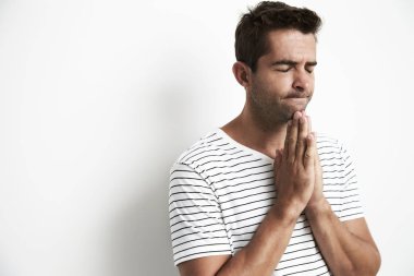 Dua eden bir jest yapan erkek 