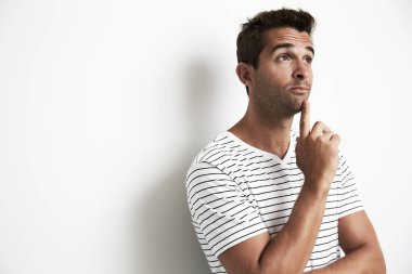 Düşünme hareketi yapan erkek