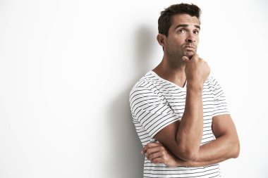 Düşünme hareketi yapan erkek