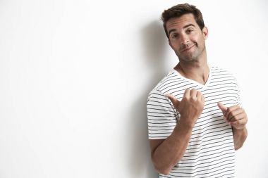 İşaret jest yapan yetişkin erkek