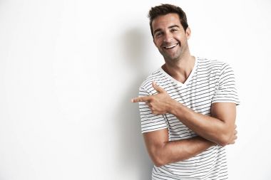 İşaret jest yapan yetişkin erkek