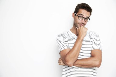 Yetişkin adam kamera için poz 