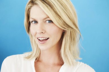 sarışın kadın mavi zemin üzerine