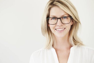 Kamera için poz gözlüklü sarışın kadın