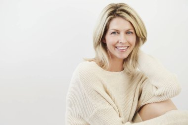 Örme kazak sarışın kadın